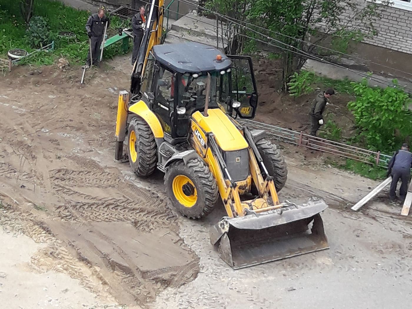 Траншея под воду, кабель: работа на склоне участка